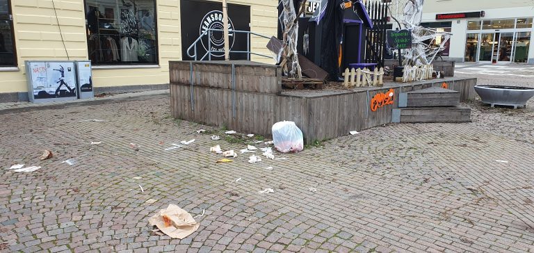 Nedskräpning på Lilla Torget i Oskarshamn