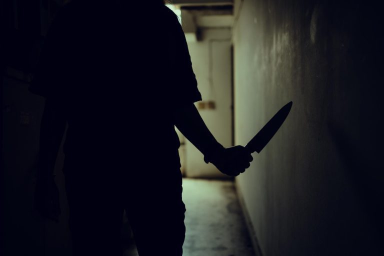 Kriminell person med kniv