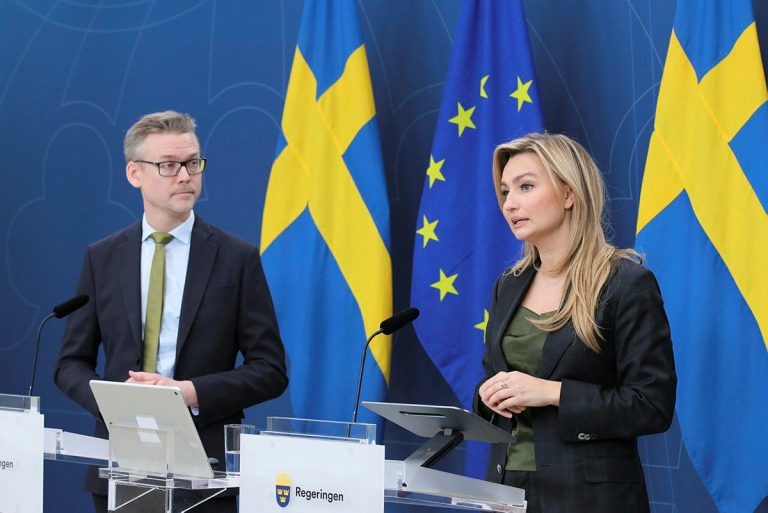 Carl Berglöf och Ebba Busch på Regeringskansliets pressträff