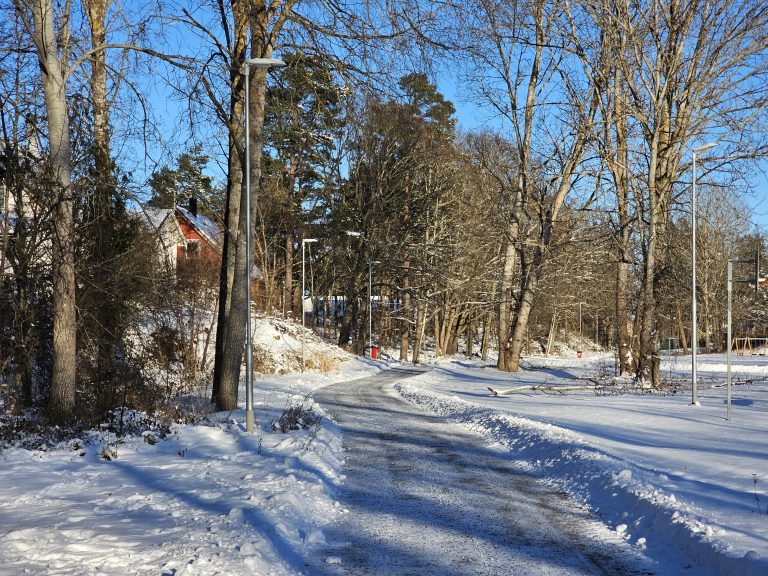 Gångväg i Kristineberg i Oskarshamn, snö, vinter, snöröjning