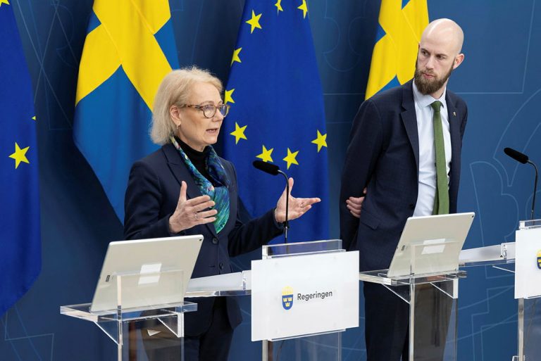 Generaldirektören för Myndigheten för samhällsskydd och beredskap, MSB, Charlotte Petri Gornitzka och minister för civilt försvar Carl-Oskar Bohlin