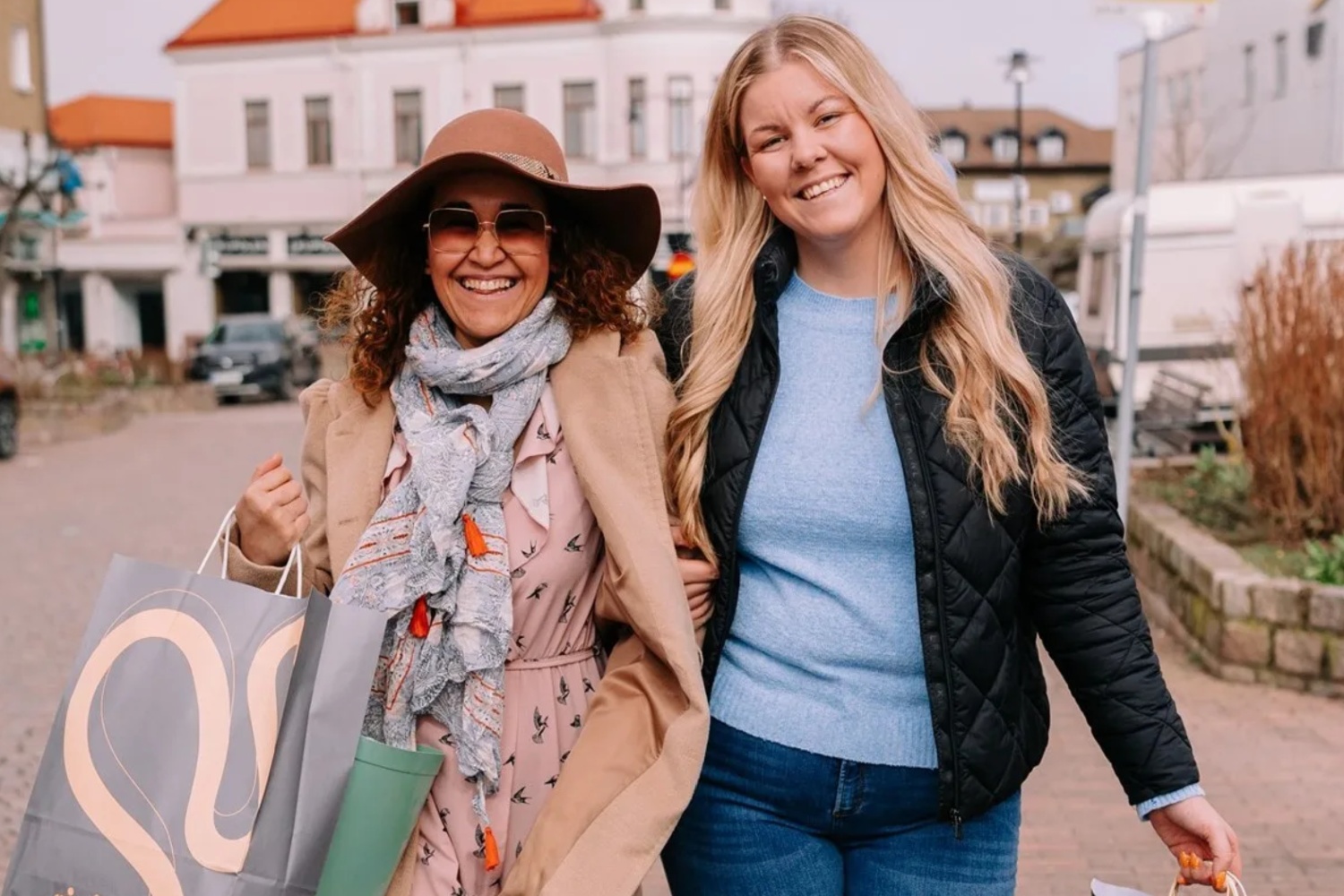 Två tjejer shoppar i Oskarshamn