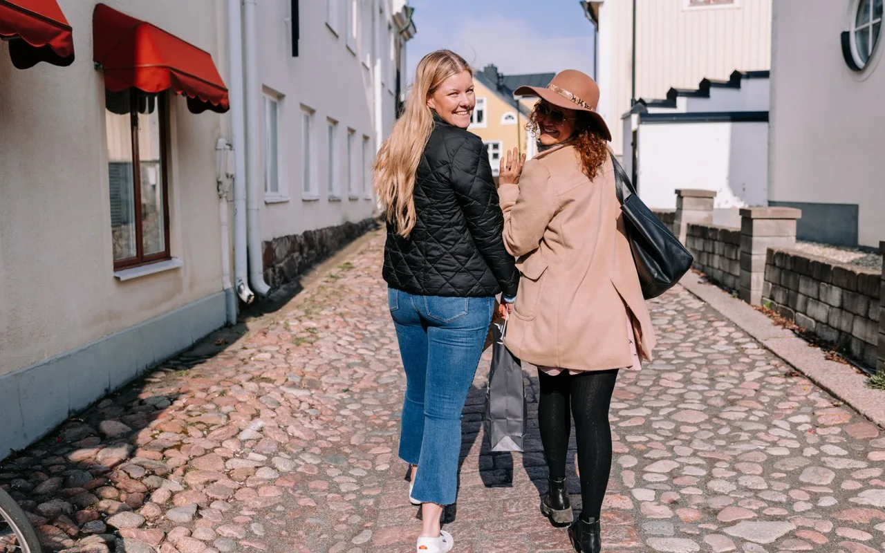Två tjejer som shoppar i Oskarshamn