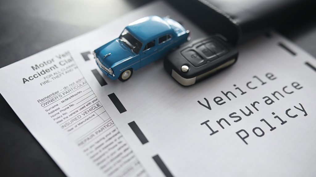 Leksaksbil och bilnyckel på företagsförsäkring