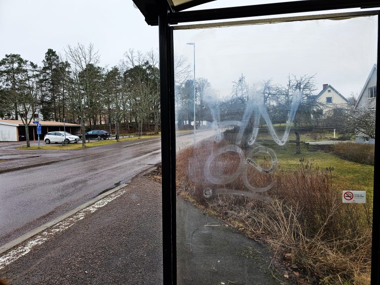 Klotter på en busskur på Karlsborgsvägen i Oskarshamn