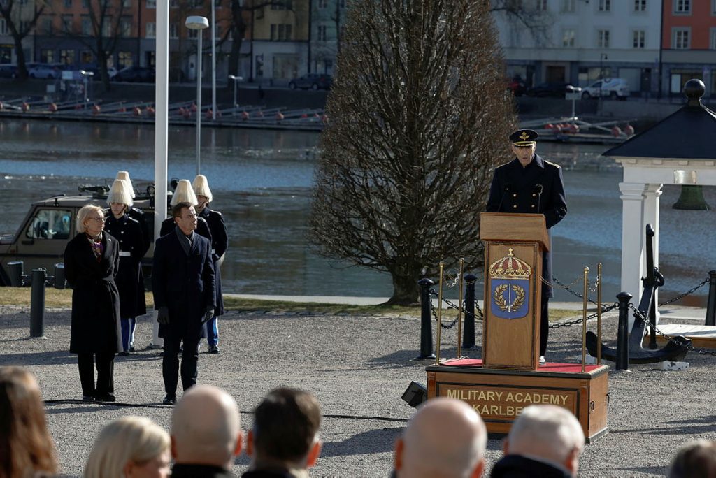 Överbefälhavare Micael Bydén håller tal i samband med flaggceremonin vid Karlbergs slott