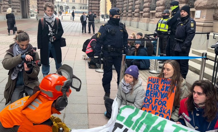 Carl-Wiktor Svensson pratar med klimataktivisten Greta Thunberg