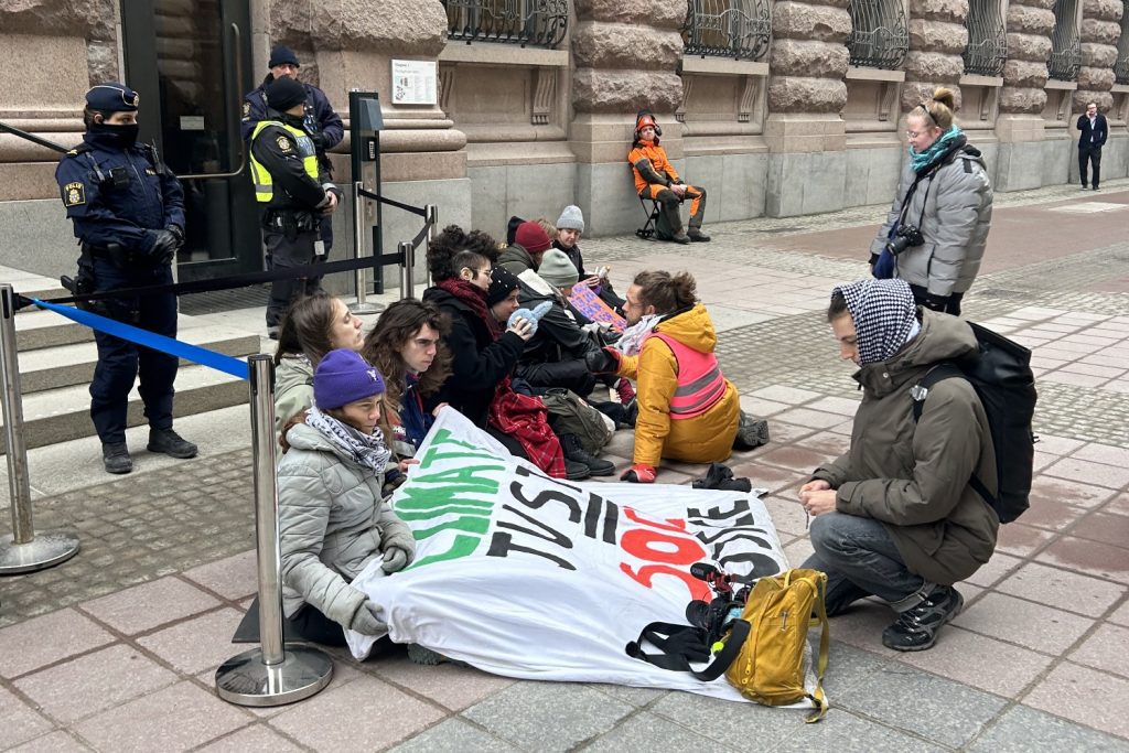 Klimataktivisten Greta Thunberg demonstrerar utanför riksdagen
