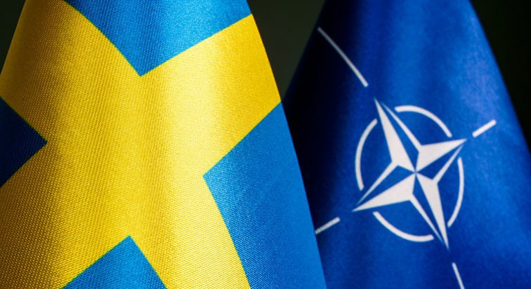 Sveriges flagga och Nato-flaggan