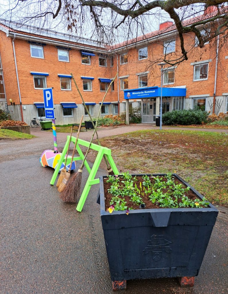 Kvastparkering utanför kommunhuset i Mönsterås