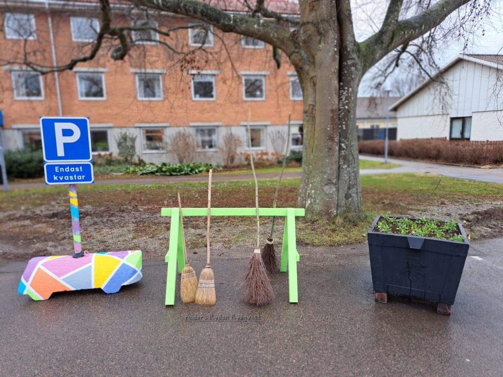 Kvastparkering utanför kommunhuset i Mönsterås