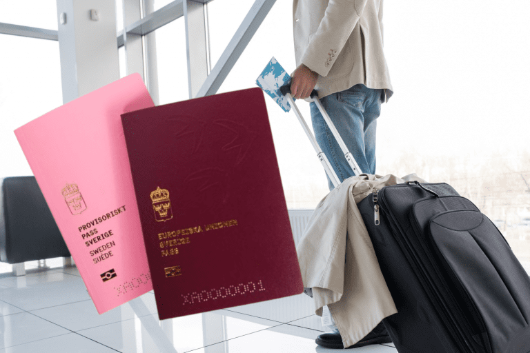 Man med resväska och svenskt pass i förgrunden