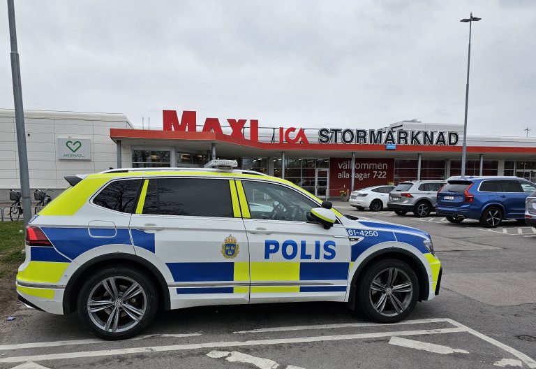 Polisbil vid Ica Maxi i Oskarshamn