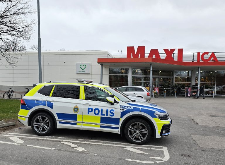 Polisbil vid Ica Maxi i Oskarshamn