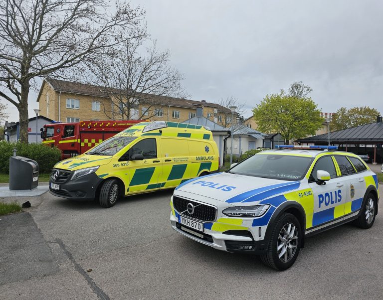 Polis, ambulans och räddningstjänst på plats på Ingenjörsvägen i Kristineberg i Oskarshamn