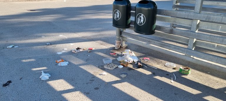 Skräpigt vid Coop-butik i Oskarshamn