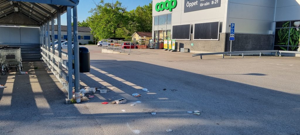 Skräpigt vid Coop-butik i Oskarshamn