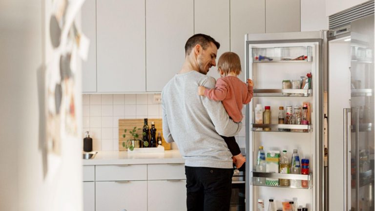 Pappa med dotter i köket