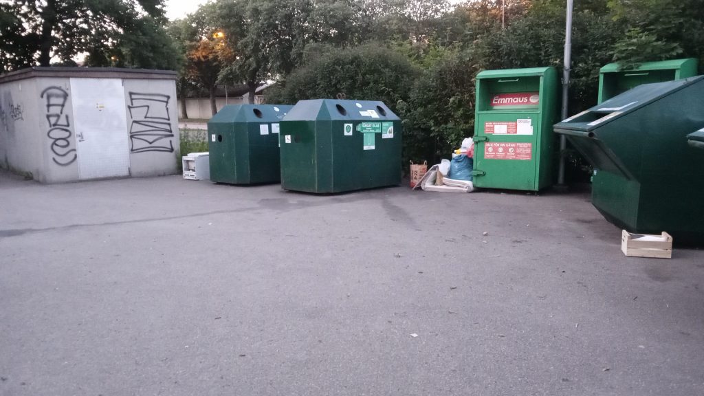 Nedskräpning på återvinningsstationen i Kristinebergs centrum i Oskarshamn