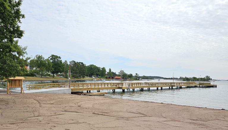 Den nya badbryggan vid Havslätts badplats i Oskarshamn