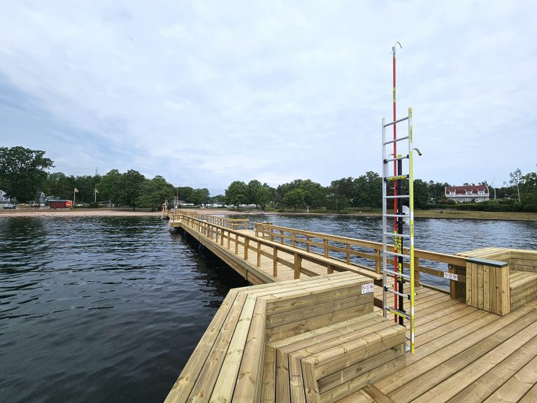 Den nya badbryggan vid Havslätts badplats i Oskarshamn