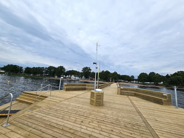 Den nya badbryggan vid Havslätts badplats i Oskarshamn