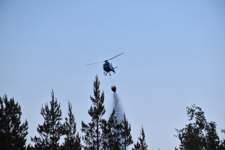 Helikopter vattenbombar skogsbrand