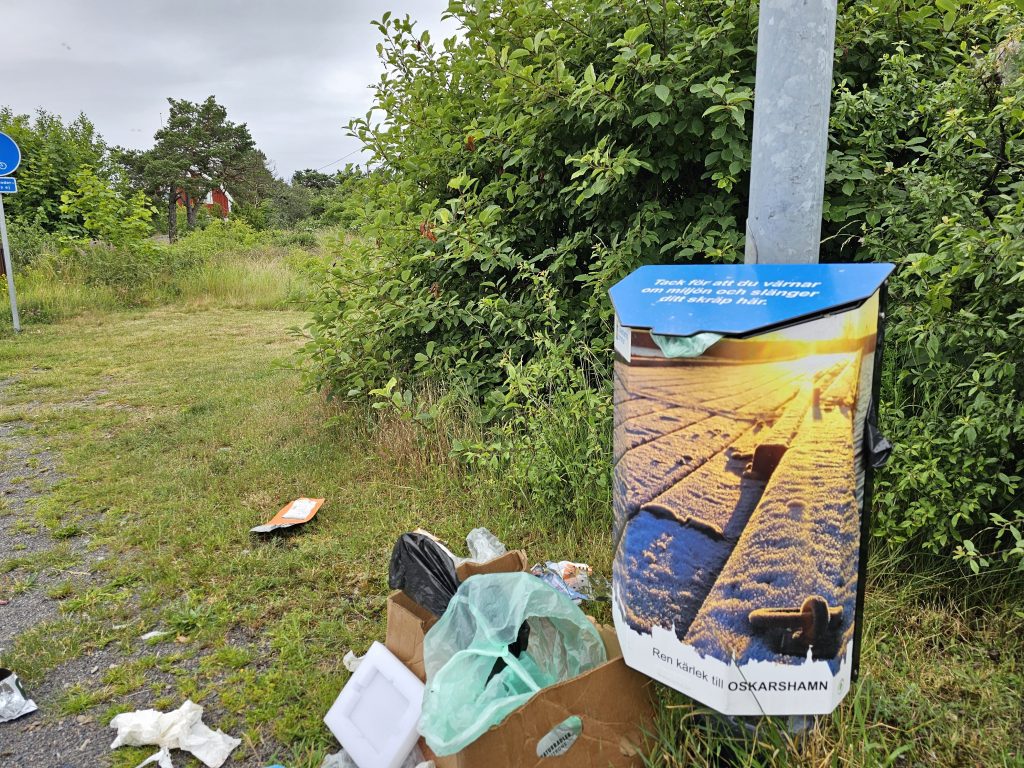 Nedskräpning vid papperskorg i Ernemar i Oskarshamn