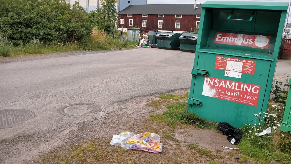 Nedskräpning på återvinningsstationen i Gröndal i Oskarshamn