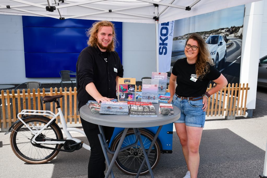 Axel och Fanny jobbar på Turistinformationen under sommaren