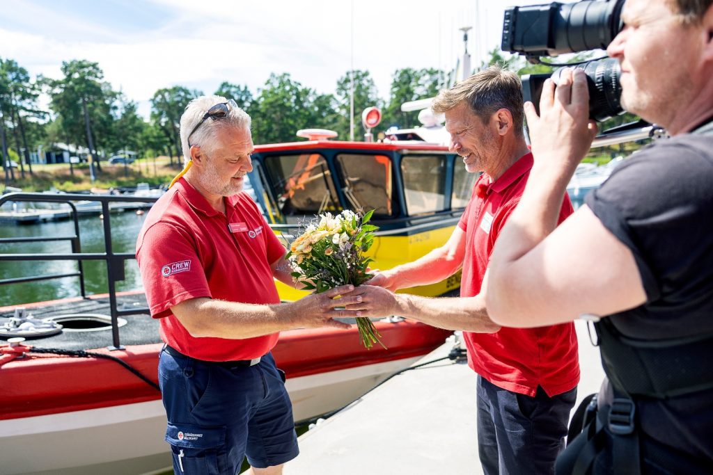 Peter Lindqvist får blommor av Jesper Blomqvist