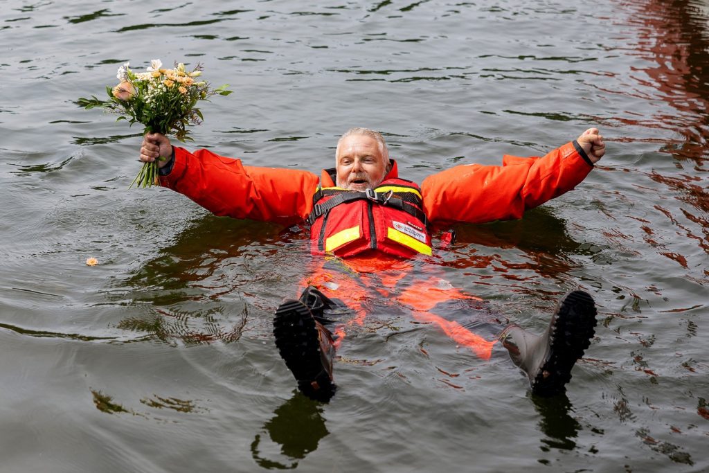 Peter Lindqvist i havet med sina blommor