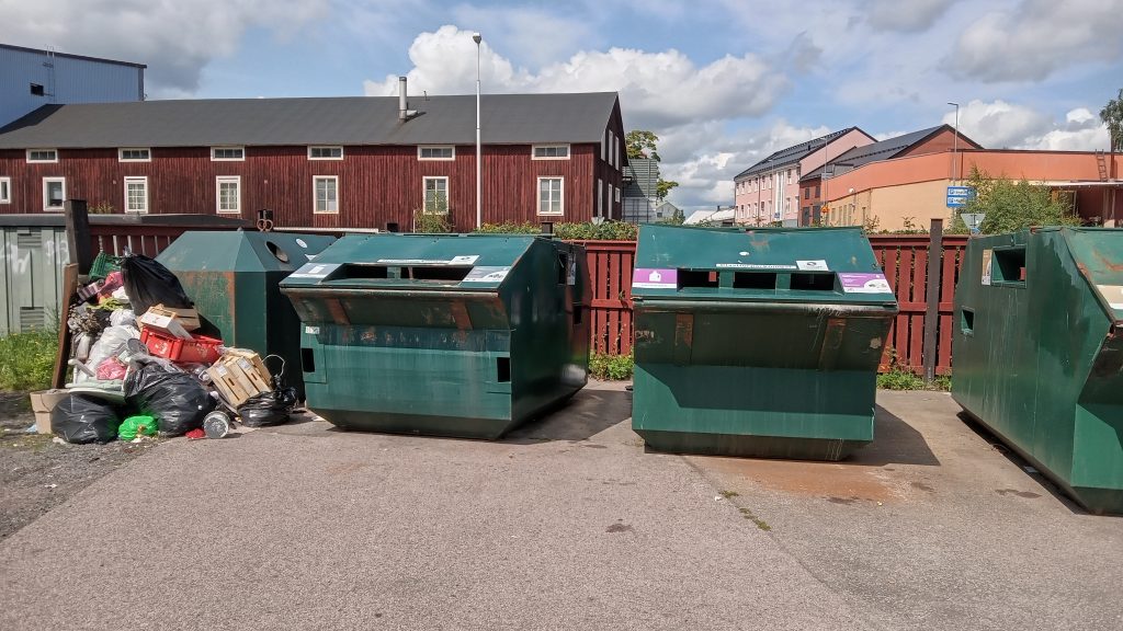 Nedskräpning på återvinningsstationen i Gröndal i Oskarshamn