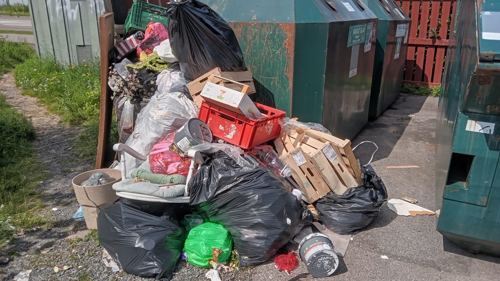 Nedskräpning på återvinningsstationen i Gröndal i Oskarshamn