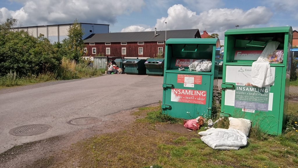 Nedskräpning på återvinningsstationen i Gröndal i Oskarshamn