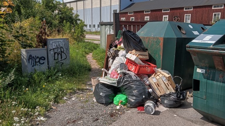 Nedskräpning på återvinningsstationen i Gröndal i Oskarshamn