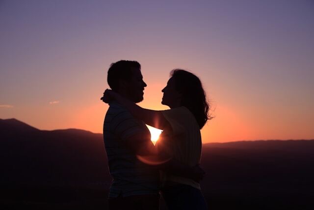 Par som kramas i solnedgången