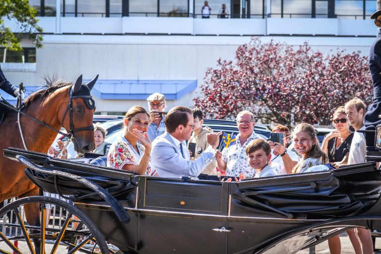 Kronprinsessan Victoria med familj åker kortege i Borgholm på Öland