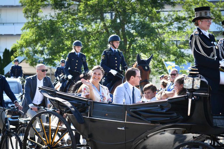Kronprinsessan Victoria med familj åker kortege i Borgholm på Öland