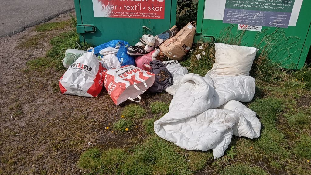 Nedskräpning vid återvinningsstationen i Gröndal i Oskarshamn