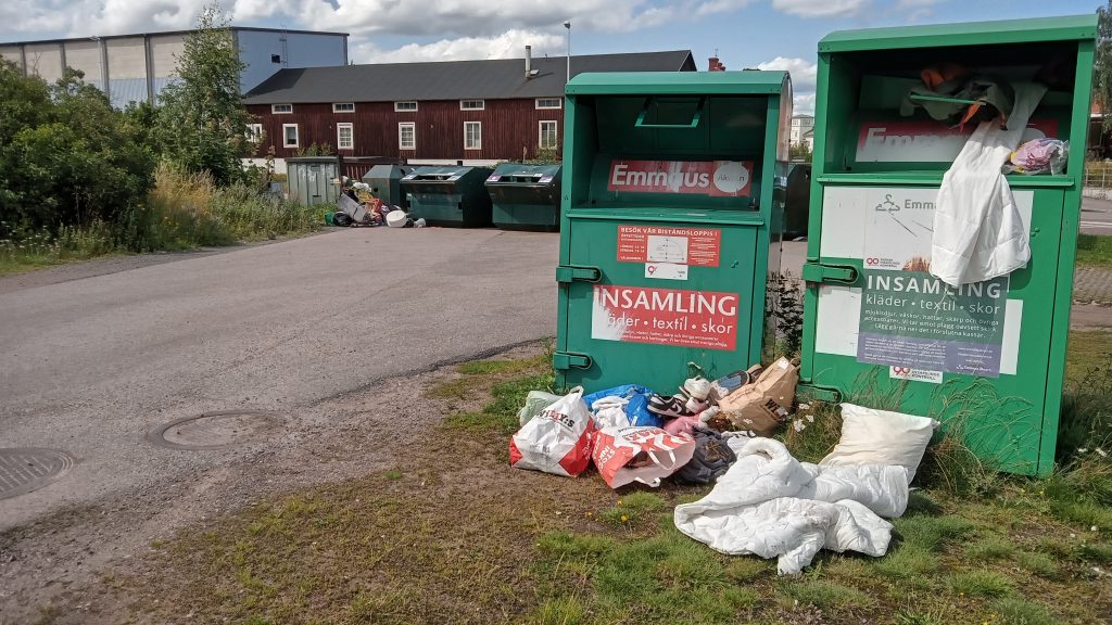 Nedskräpning vid återvinningsstationen i Gröndal i Oskarshamn