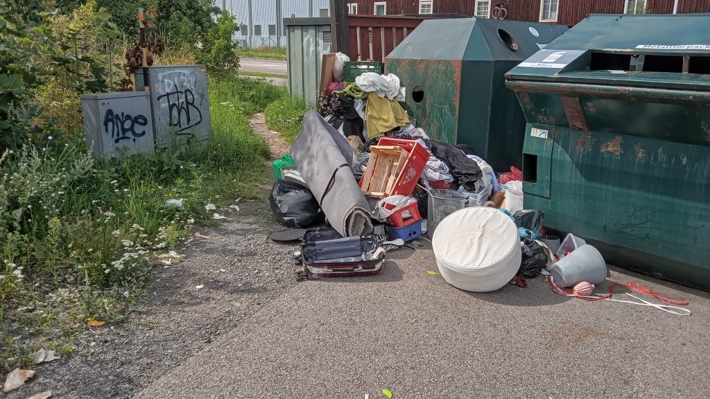 Nedskräpning vid återvinningsstationen i Gröndal i Oskarshamn