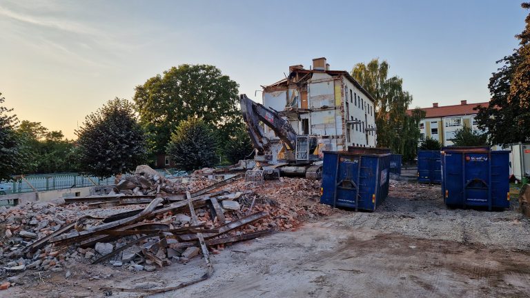 Rivning av det gamla barnrikehuset på Allévägen i Oskarshamn