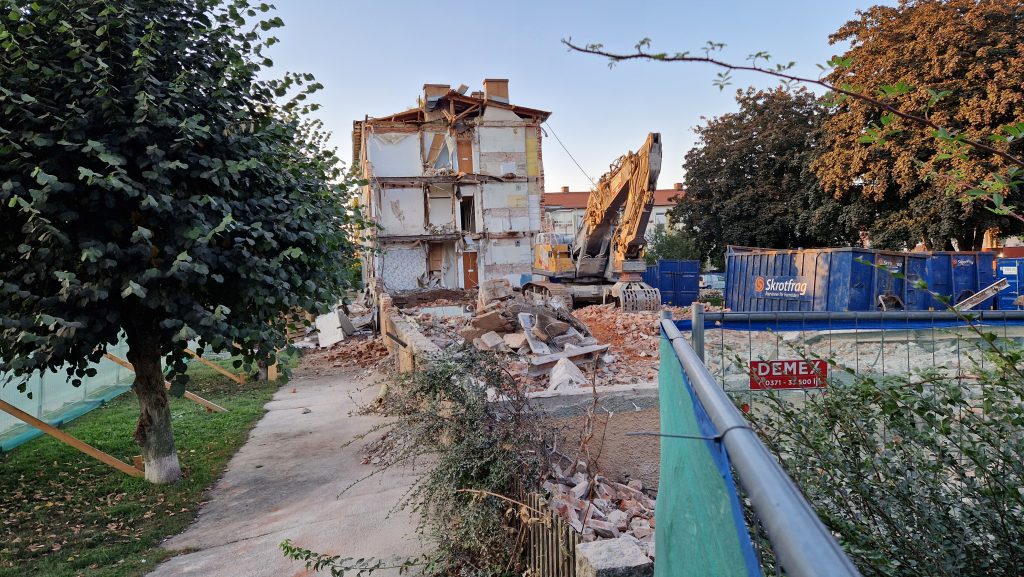 Rivning av det gamla barnrikehuset på Allévägen i Oskarshamn