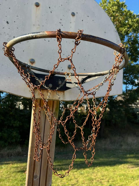 Basketkorg vid lekplats i Kristineberg i Oskarshamn