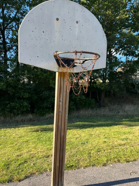 Basketkorg vid lekplats i Kristineberg i Oskarshamn