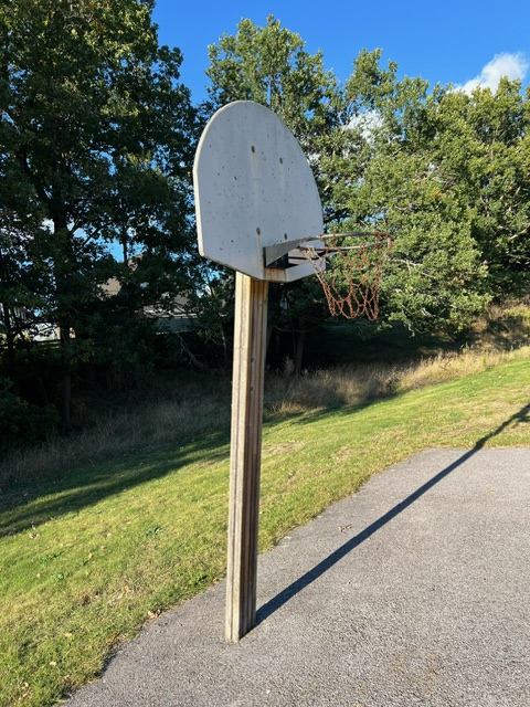 Basketkorg vid lekplats i Kristineberg i Oskarshamn