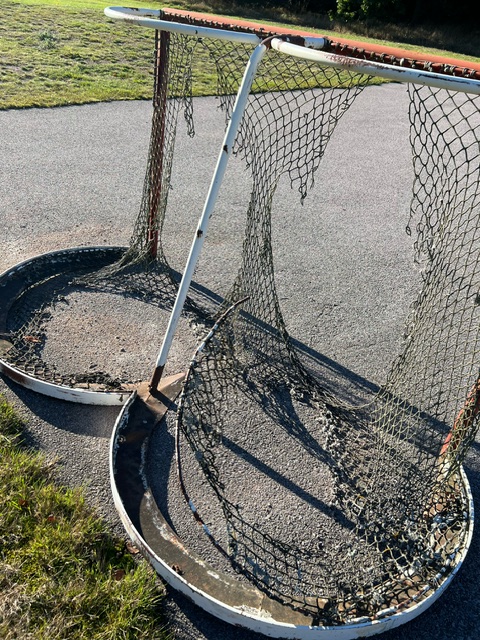 Basketkorg vid lekplats i Kristineberg i Oskarshamn