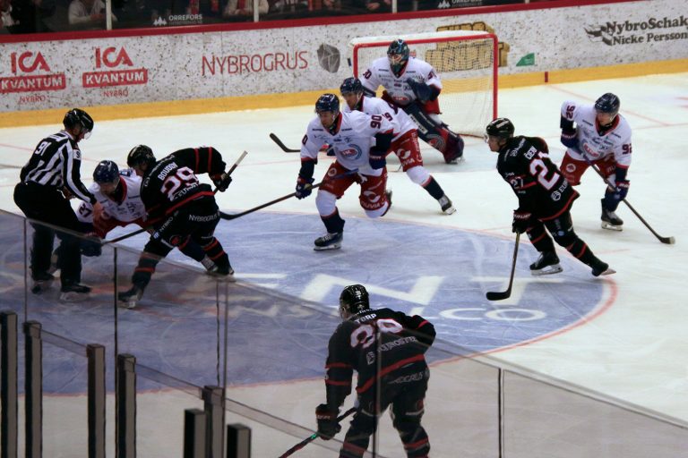 Hockeymatch mellan Nybro Vikings IF och IK Oskarshamn