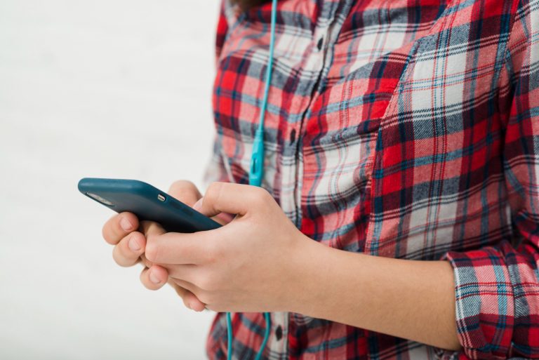 Man med mobiltelefon